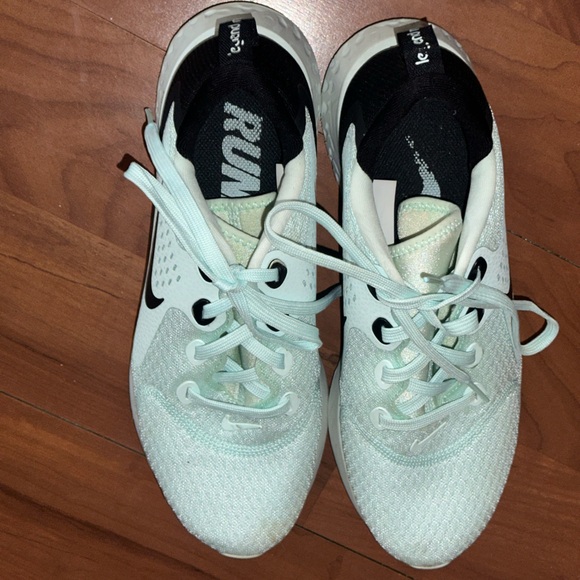 Mint Green women’s nike Sneakers size 9.5 - Picture 2 of 5